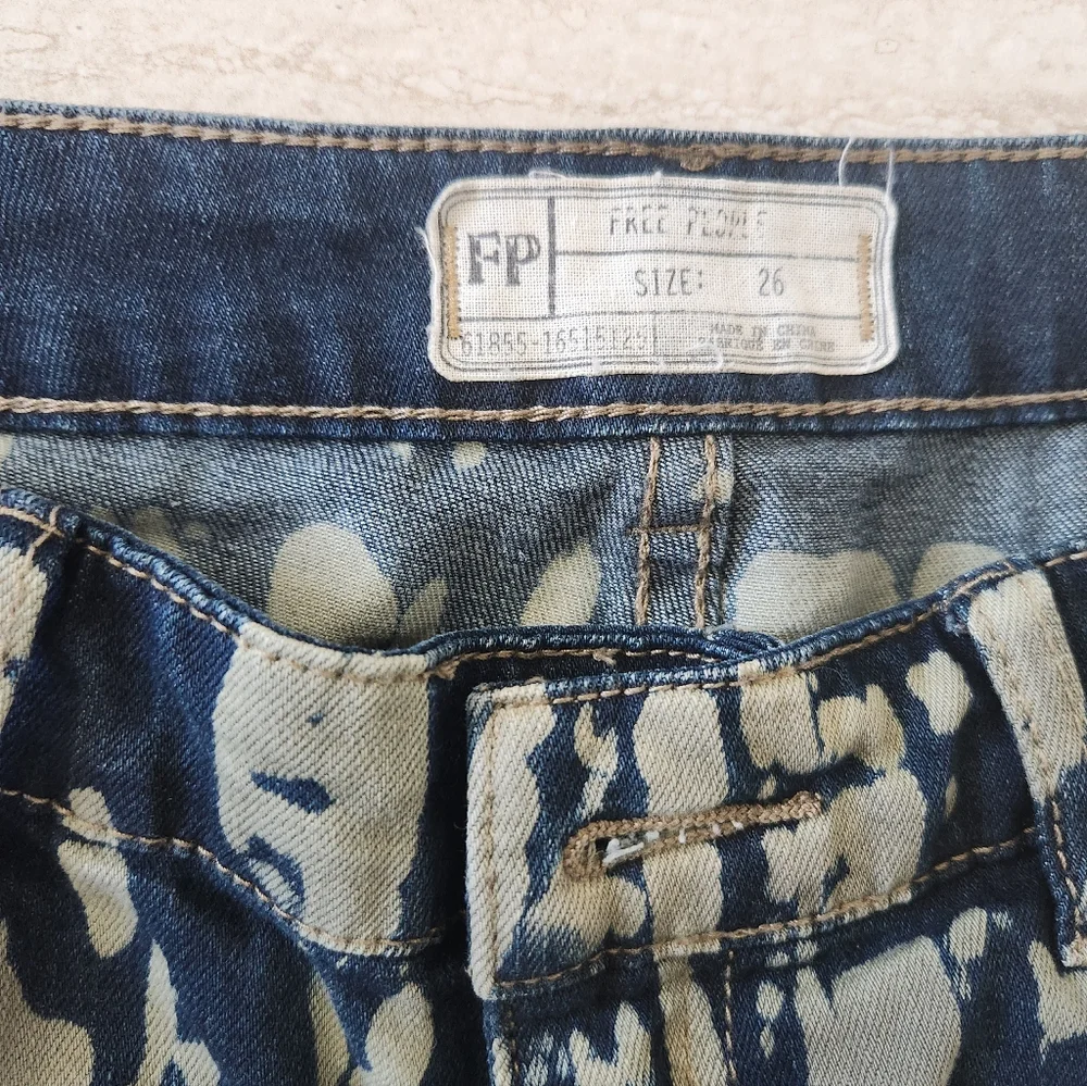 Free People Batik Print Bell Bottom Jeans  sz. 26 - Picture 6 of 6
